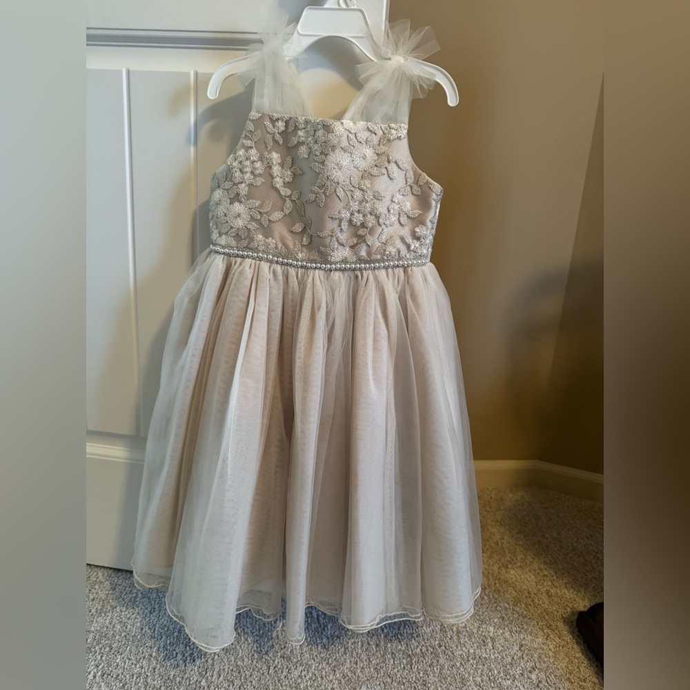Iris & Ivy Cream Floral Embroidered Dress